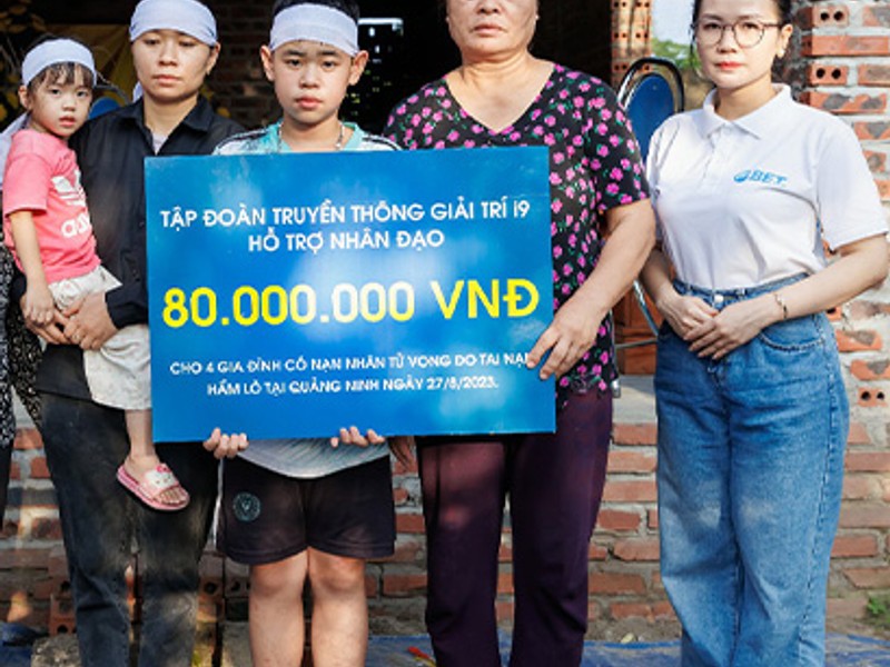 Hình ảnh đồng hồ và dòng tiền chuyển khoản tự động, minh họa thời gian phát thưởng hoàn trả hàng ngày tại 88xx và xx88